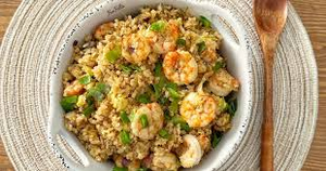 Rice with shrimp , mushroom and arugula