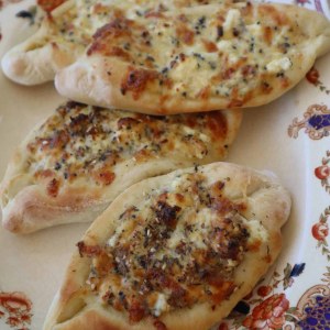 مناقيش زعتر بالجبنة