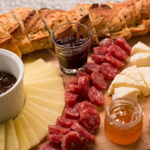 Ассорти сыров с джемом