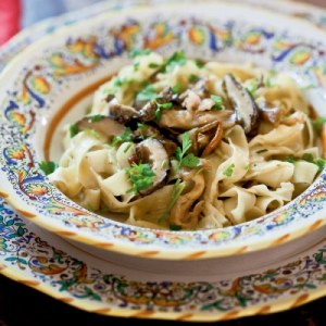 Паста с обжаренными грибами, козьим сыром и хрустящей гуанчале