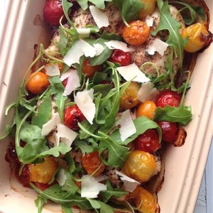 Нарезанная курица с рукколой, пармезаном и помидорами черри