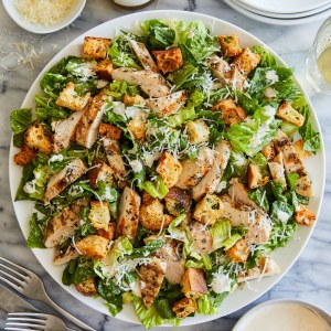 Салат Цезарь с курицей