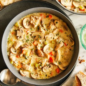 Сливочный суп с курицей и грибами
