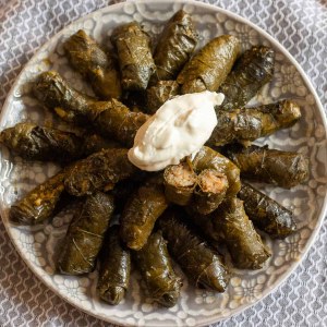 Тажин с мясом и виноградными листьями