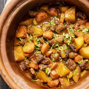 Мясной микс-тажин в глиняном горшочке